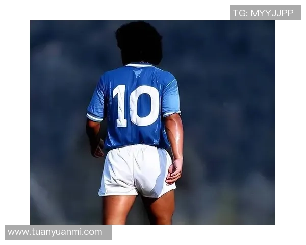 8号足球球衣背后的传奇人物及其在足球历史中的辉煌成就