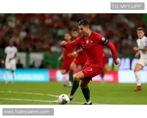 走路踢足球球星：技术与智慧结合的另类足球风采