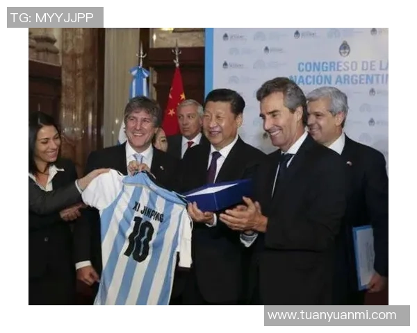 足球巨星亲吻球衣瞬间展现对俱乐部深厚情感与荣耀担当